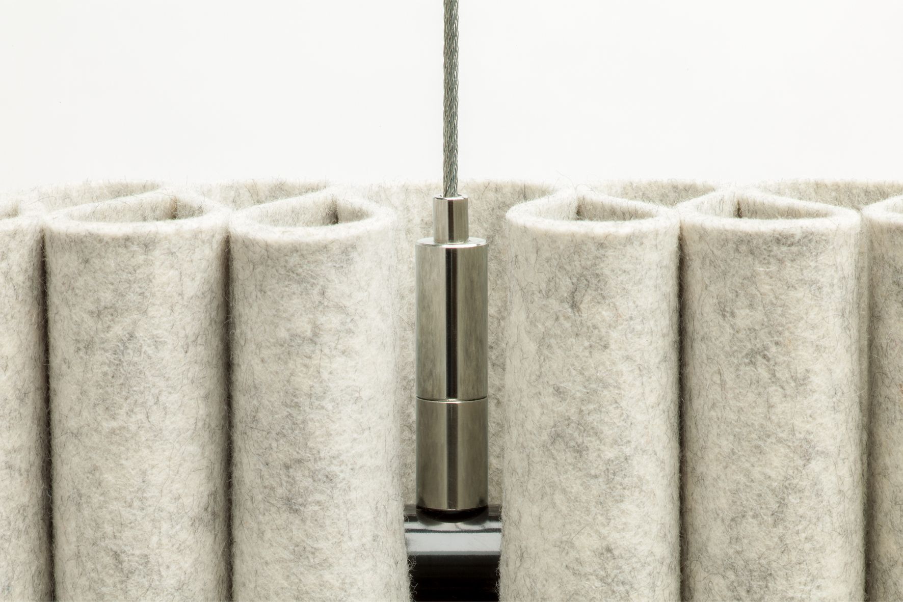 Detailaufnahme des grauen Hey Sign Welle Hängemoduls aus Wollfilz mit Aufhängung, schalldämmend und dekorativ.