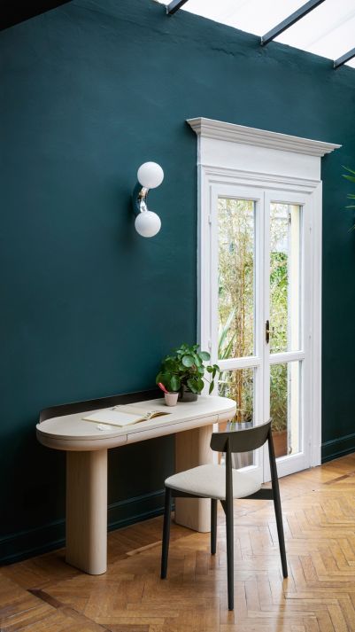 Jumbo Konsolentisch von Miniforms, minimalistischer Schreibtisch aus Holz mit Stuhl in modernem Interieur.