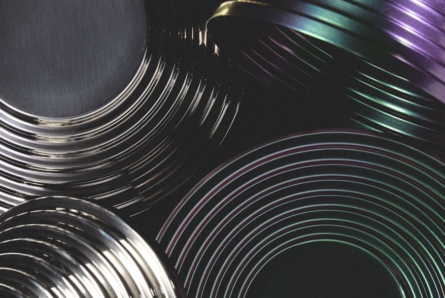 Nahaufnahme der runden Maya Schale von Alessi in Purplegreen, dekorative Metallschale.