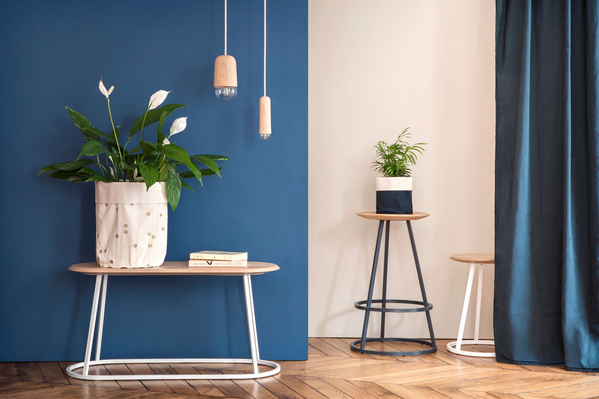 Gustave Barhocker von Hartô, 65 cm, schiefergrau. Moderner Barstuhl aus Metall und Holz im Interieur.