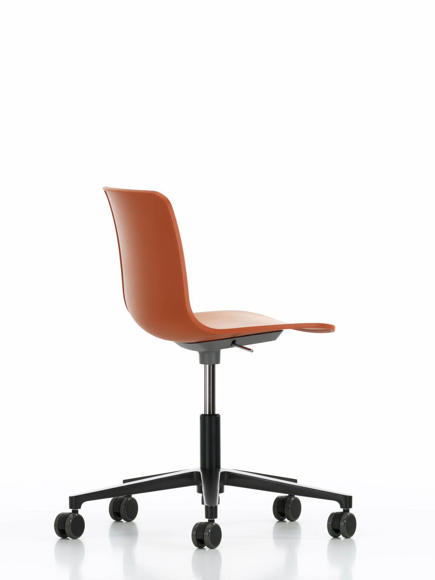 Vitra Hal RE Studio Drehstuhl in Orange, ergonomischer Bürostuhl mit Rollen und schwarzem Fußkreuz.