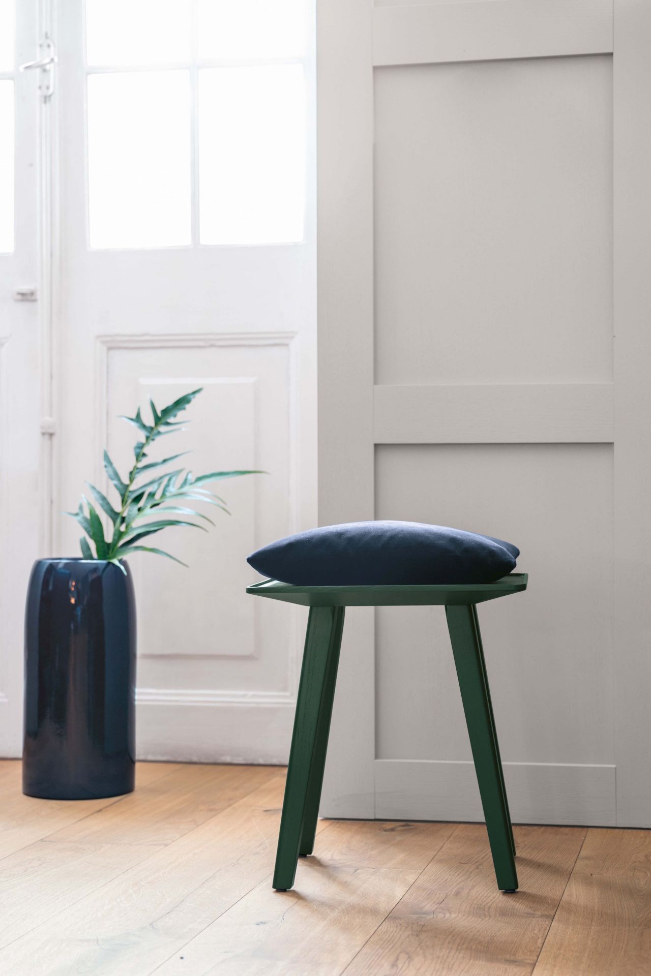 Carlo Schirmständer von Schönbuch in Anthrazit: Design Schirmständer für stilvolle Flure und Eingangsbereiche.