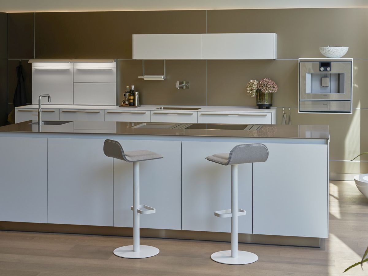 Zwei graue Dave Barhocker von Moree vor einer modernen weißen Kücheninsel.
