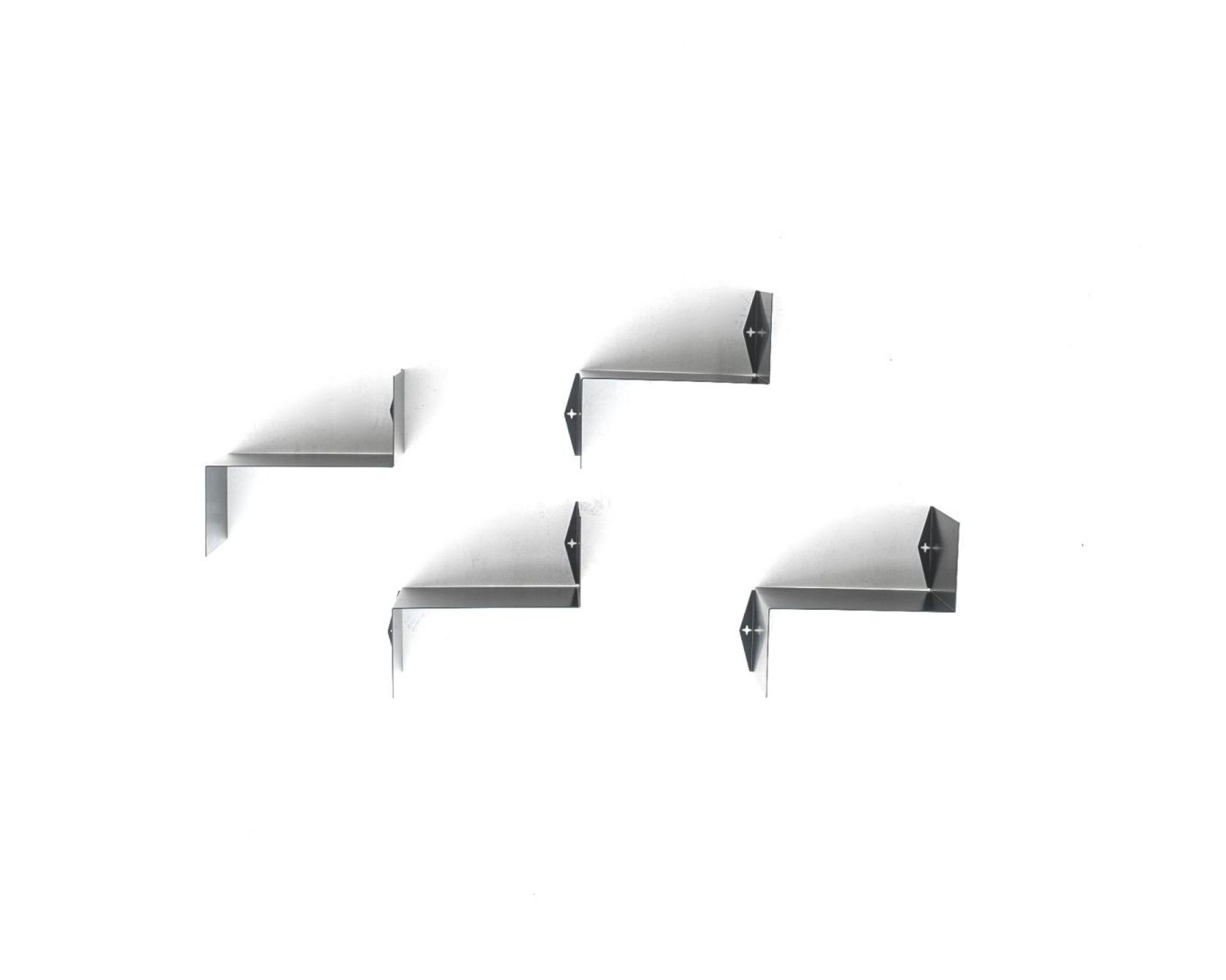 Moroso Z-Shelf 4er Set: Vier silberne, minimalistische Wandregale im Z-Design an einer weißen Wand.