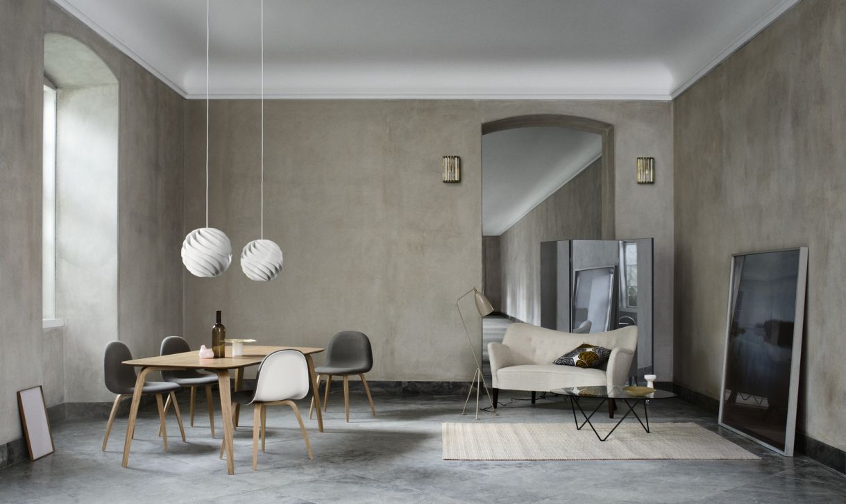 Gubi Dining Table Esstisch rechteckig Walnuss in modernem Esszimmer mit Stühlen und Pendelleuchten.