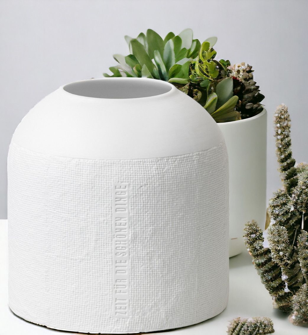 Weiße Formsprache Vase von Räder mit Textur und Aufschrift "Zeit für die schönen Dinge".