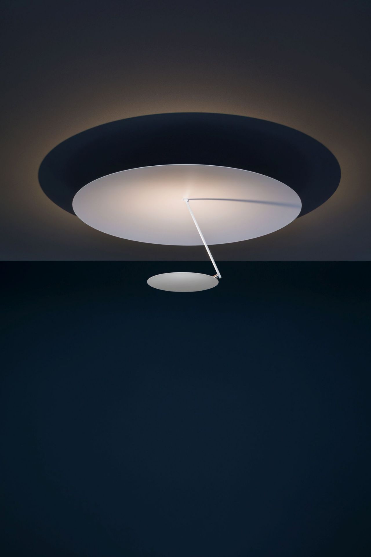 Weiße Lederam Deckenleuchte von Catellani & Smith mit zwei runden Lampenschirmen und indirektem Licht.