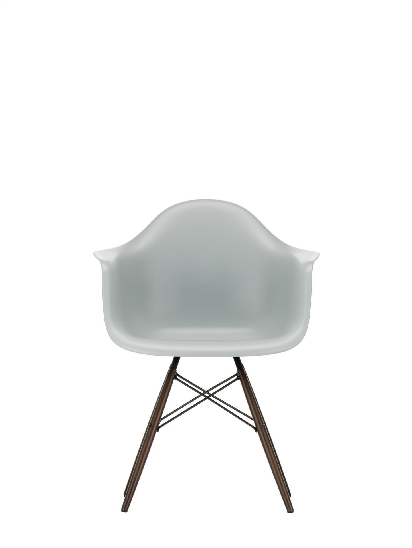 Eames Plastic Arm Chair DAW Stuhl mit Ahorn-Gestell in Tiefschwarz, Frontansicht. Designklassiker.
