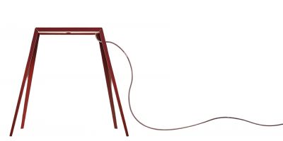Rote Foscarini Bridge Tischleuchte mit minimalistischem Design und sichtbarem Kabel auf weißem Hintergrund.