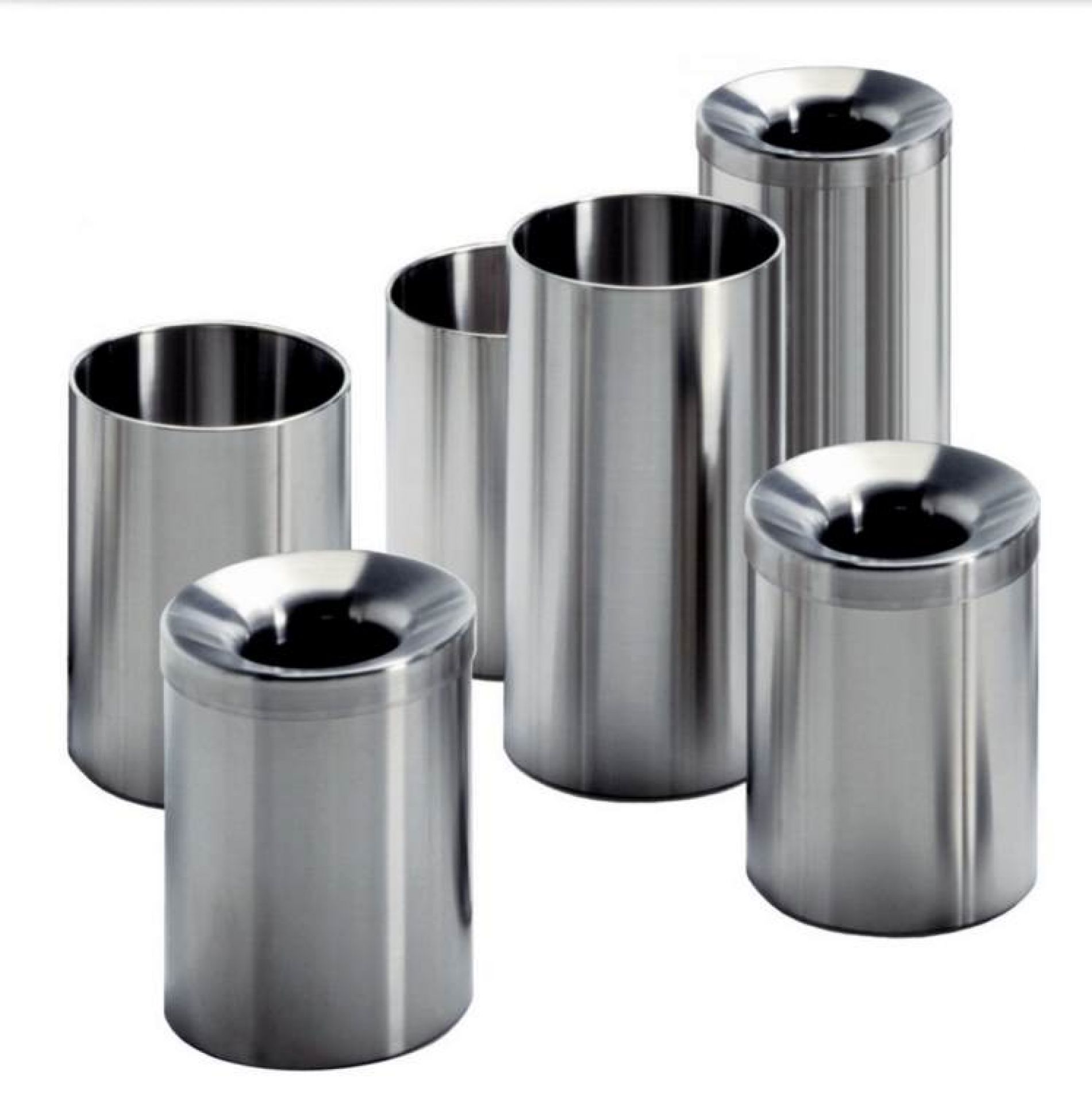 Mehrere silberfarbene Nox Papierkörbe/Schirmständer von Rexite in unterschiedlichen Höhen, aus Metall, für Büro und Zuhause.