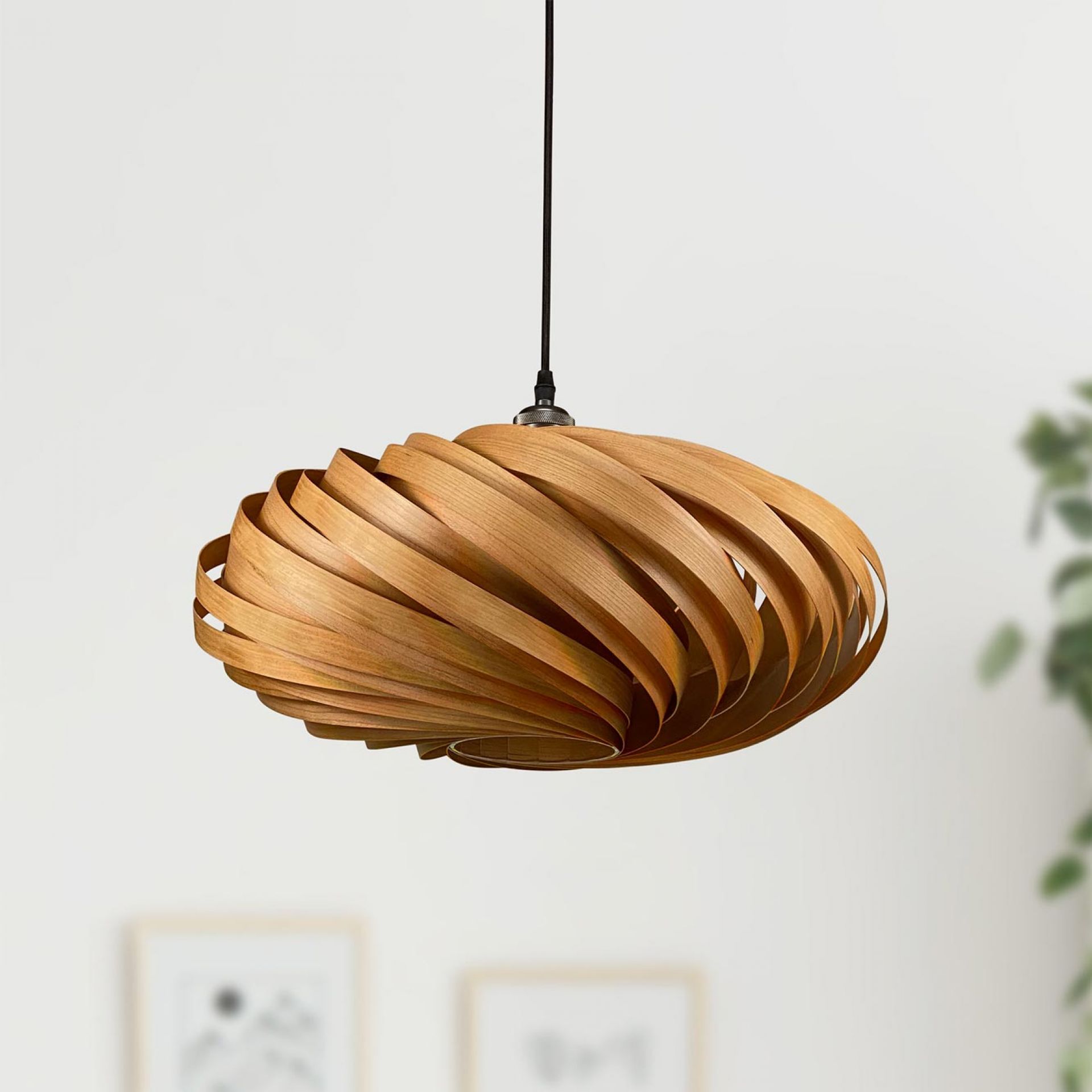 Veneria Hängeleuchte aus Kirschbaumholz, moderne Holzlampe mit spiralförmigem Design für stilvolle Innenraumbeleuchtung.