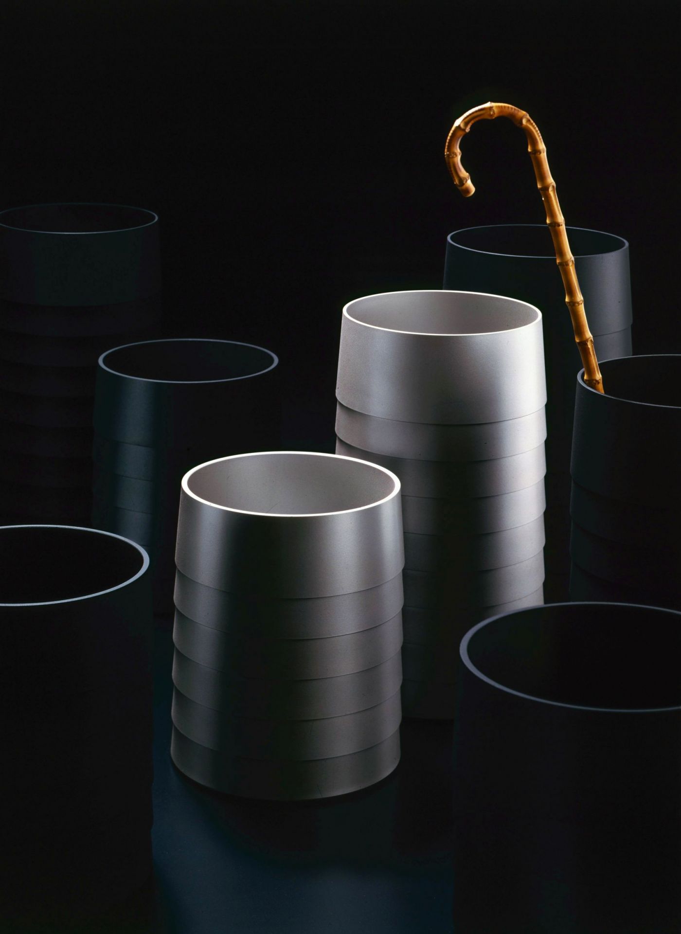 Status Papierkorb / Schirmständer von Rexite in Grau und Weiß, mit Bambusstock. Designobjekt für Büro und Zuhause.