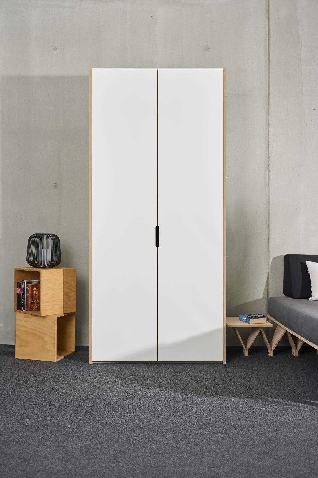 Tojo Schrank Grundmodul: Weißer Kleiderschrank mit zwei Türen, minimalistisches Design für moderne Schlafzimmer.