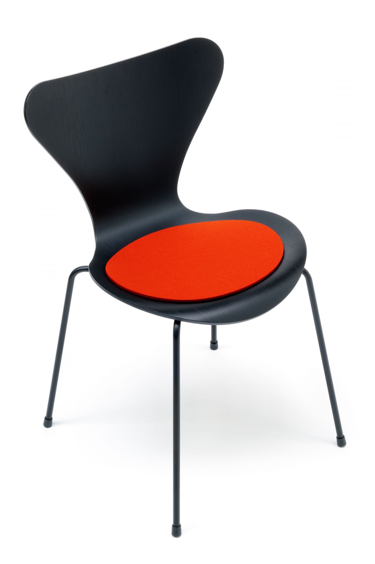 Schwarzer Siebener Stuhl mit Mango-farbener Filz Sitzauflage von Hey Sign für mehr Sitzkomfort.