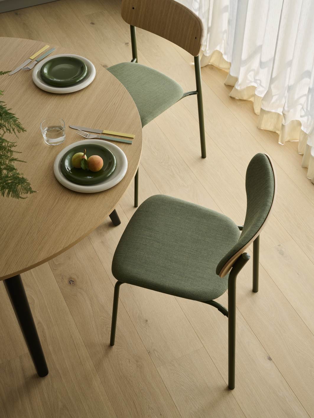 S 243 SPV Stahlrohrstuhl von Thonet mit grüner Polsterung am Esstisch, modernes Design.