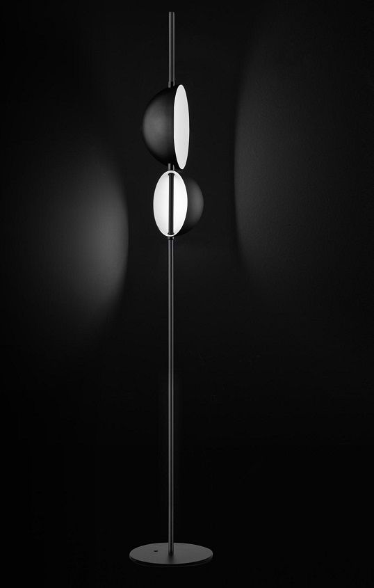 Schwarze Superluna Stehleuchte von Oluce mit zwei runden, halb beleuchteten Lampenschirmen.