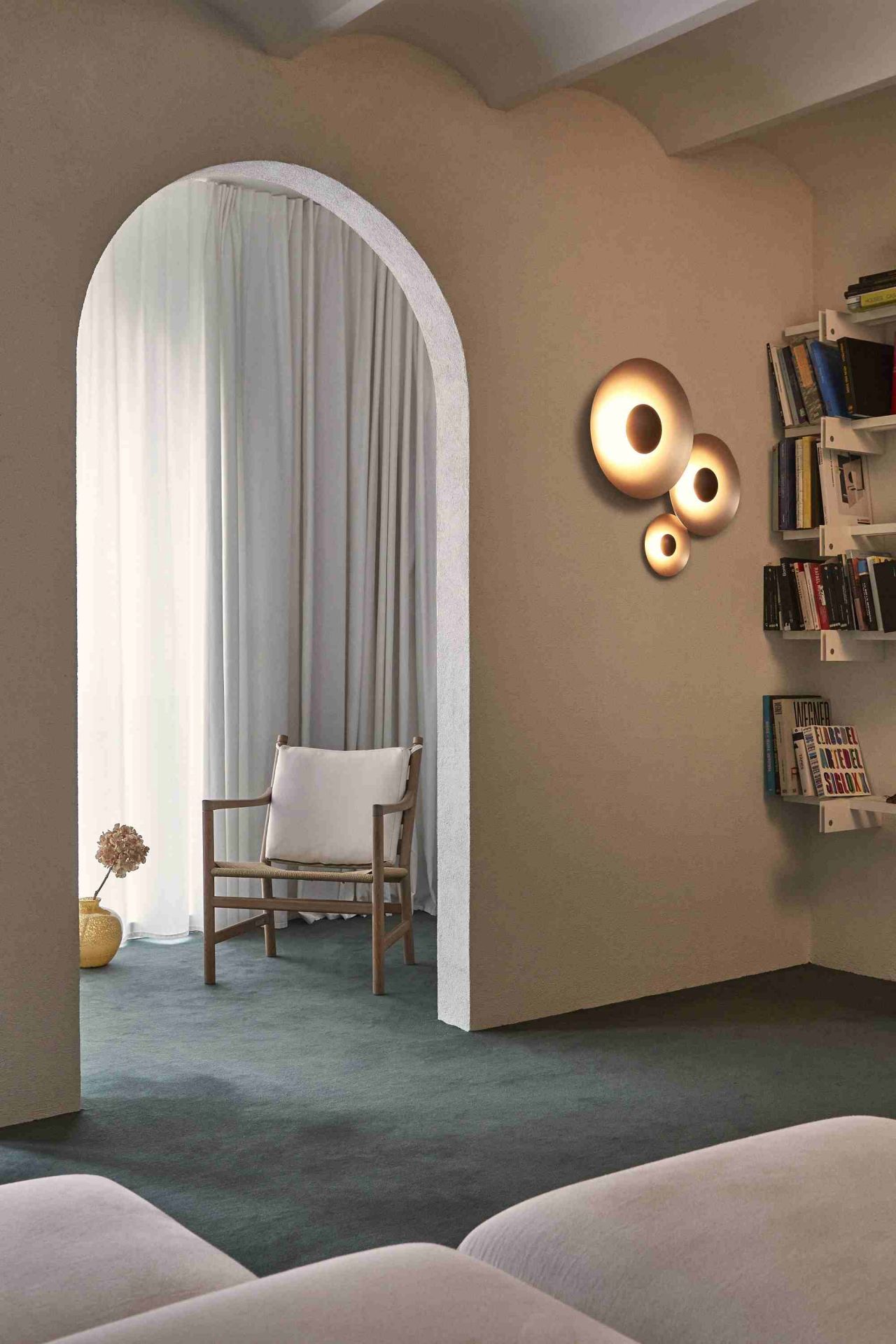 Wohnraum mit Ginger LED Wandleuchten von Marset in Eiche, warmes Licht.