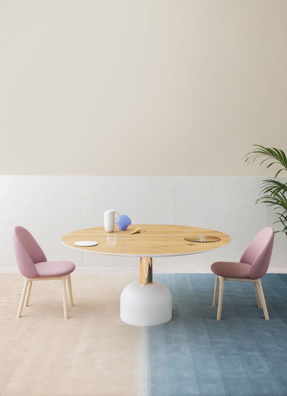 Illo Esstisch von Miniforms: Runder Holztisch mit weißem Fuß und zwei rosa Stühlen.