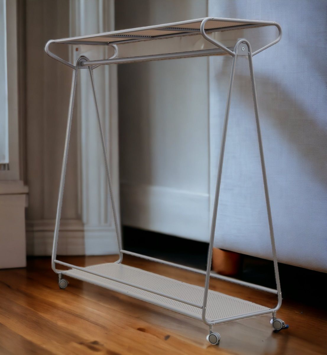 Ellipse Garderobe auf Rollen von Segis: Aluminium Kleiderständer mit Hutablage und Taschenablage.