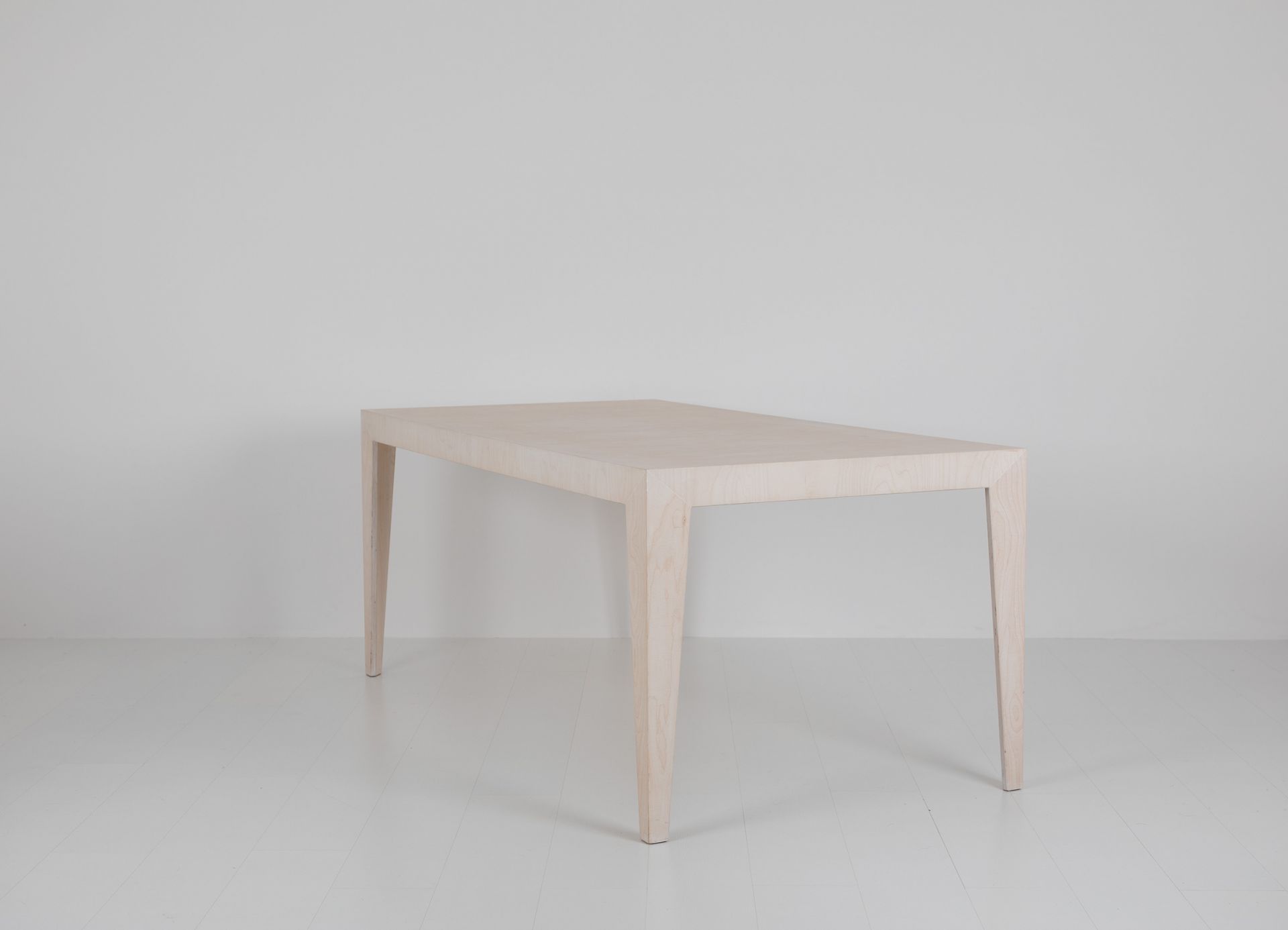 MARTA Minimalistischer Holztisch Das ganze Leben