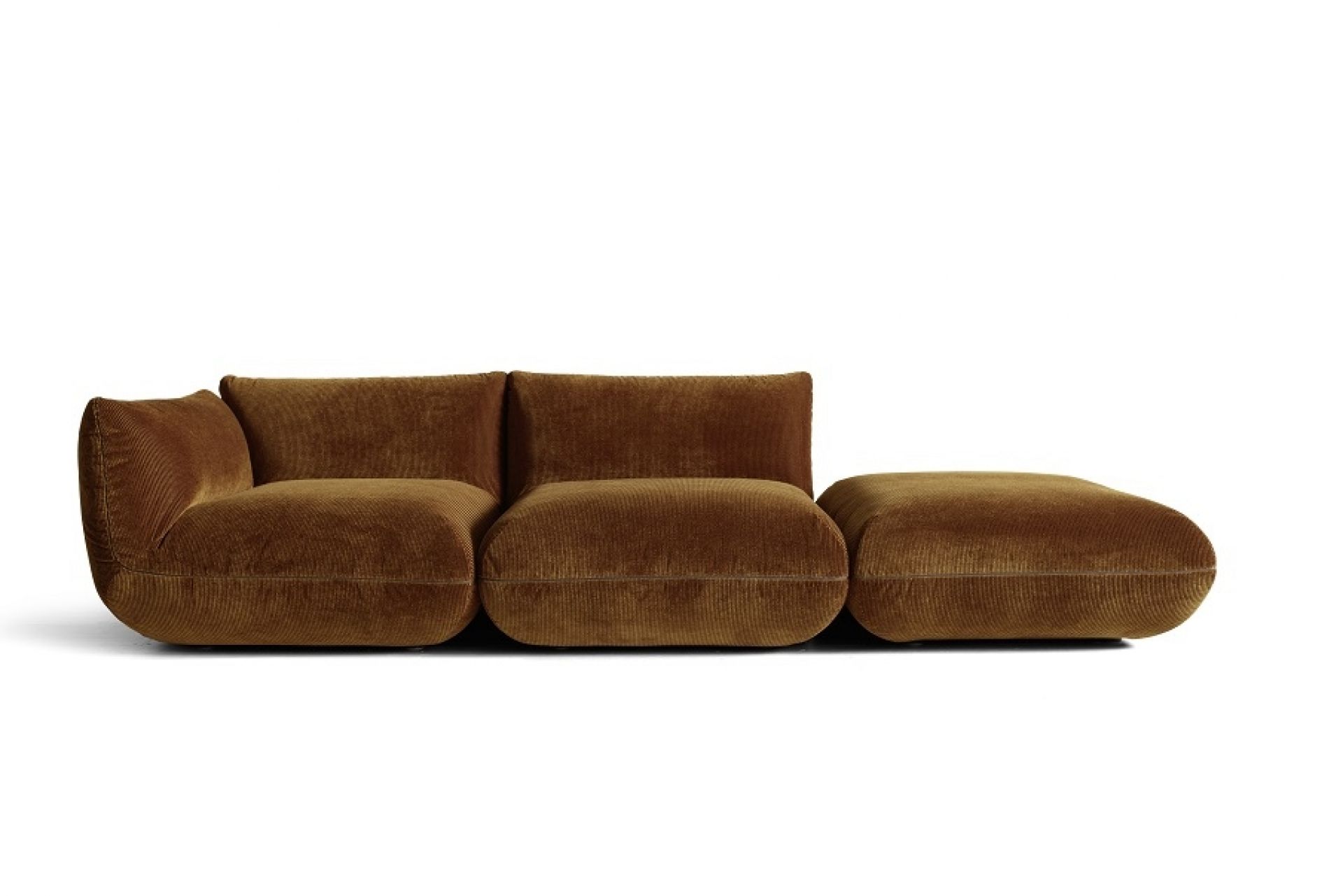 Jalis Sofa in Cord Bernstein: Modulares Sofa mit Ottomane und Cordbezug in warmem Braunton.
