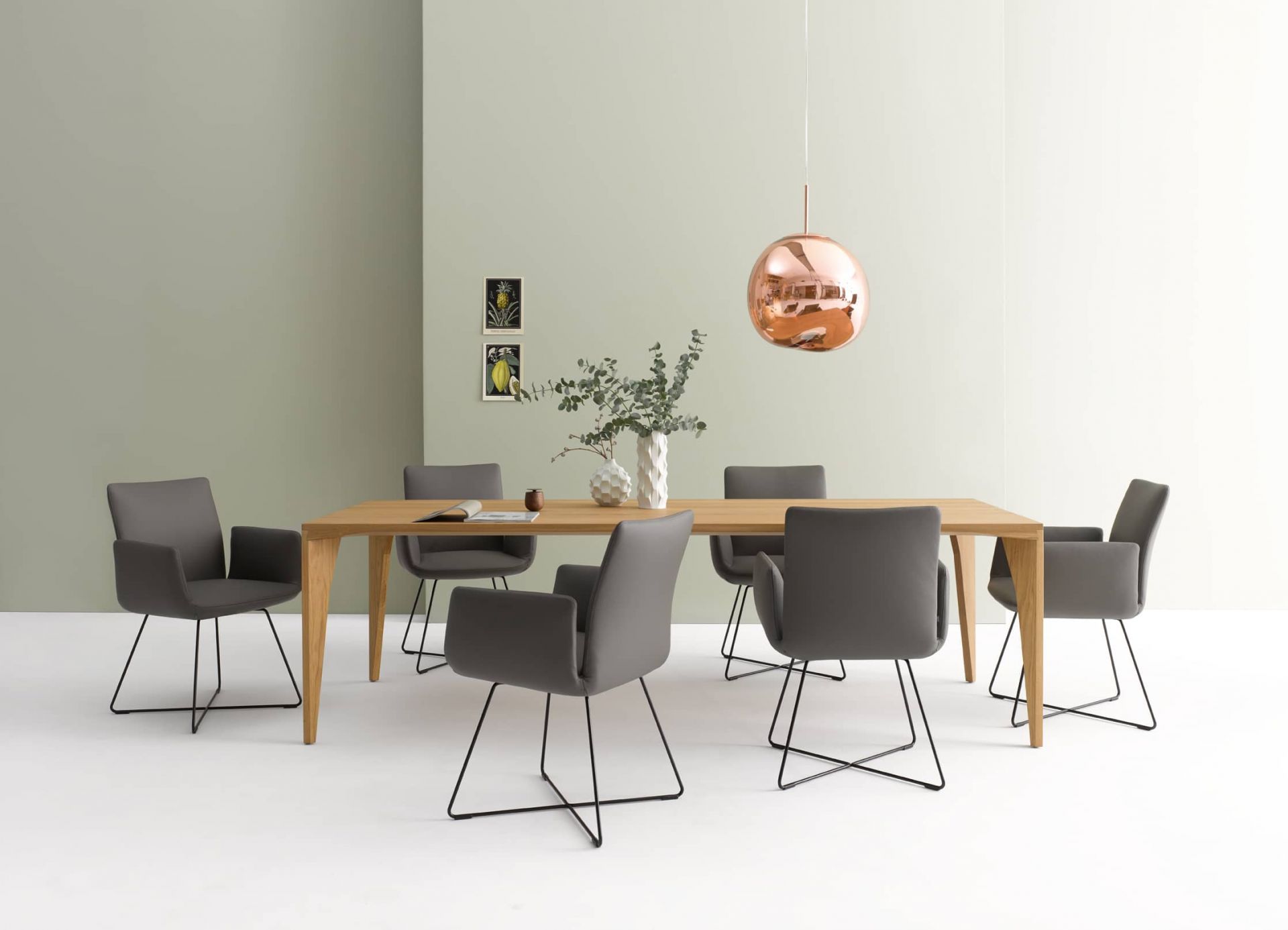 Jalis Stuhl von Cor mit Drahtgestell, grau, mit und ohne Armlehnen am Esstisch.