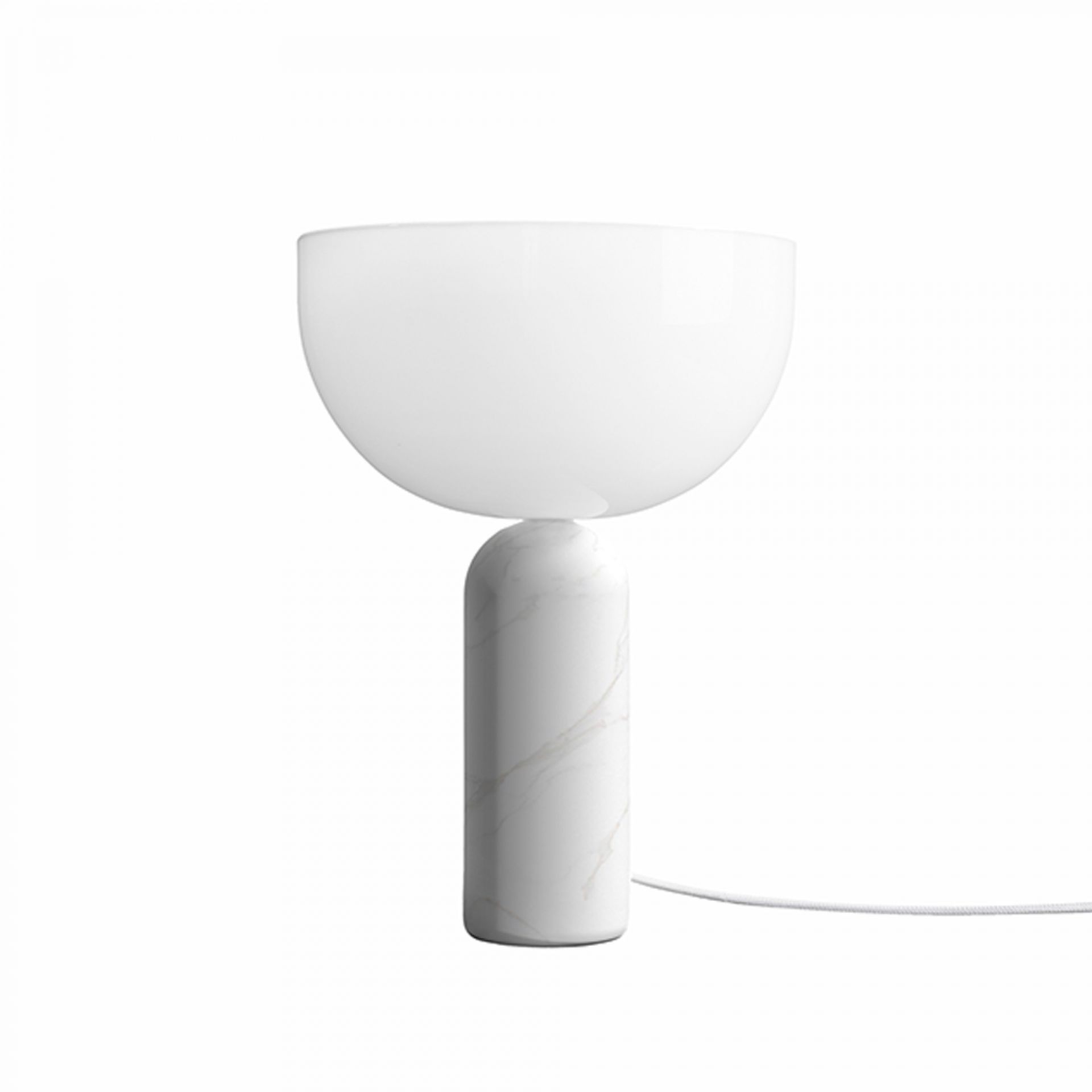 Kizu Tischleuchte klein von New Works, weiße Marmor Basis und halbrunder Lampenschirm.