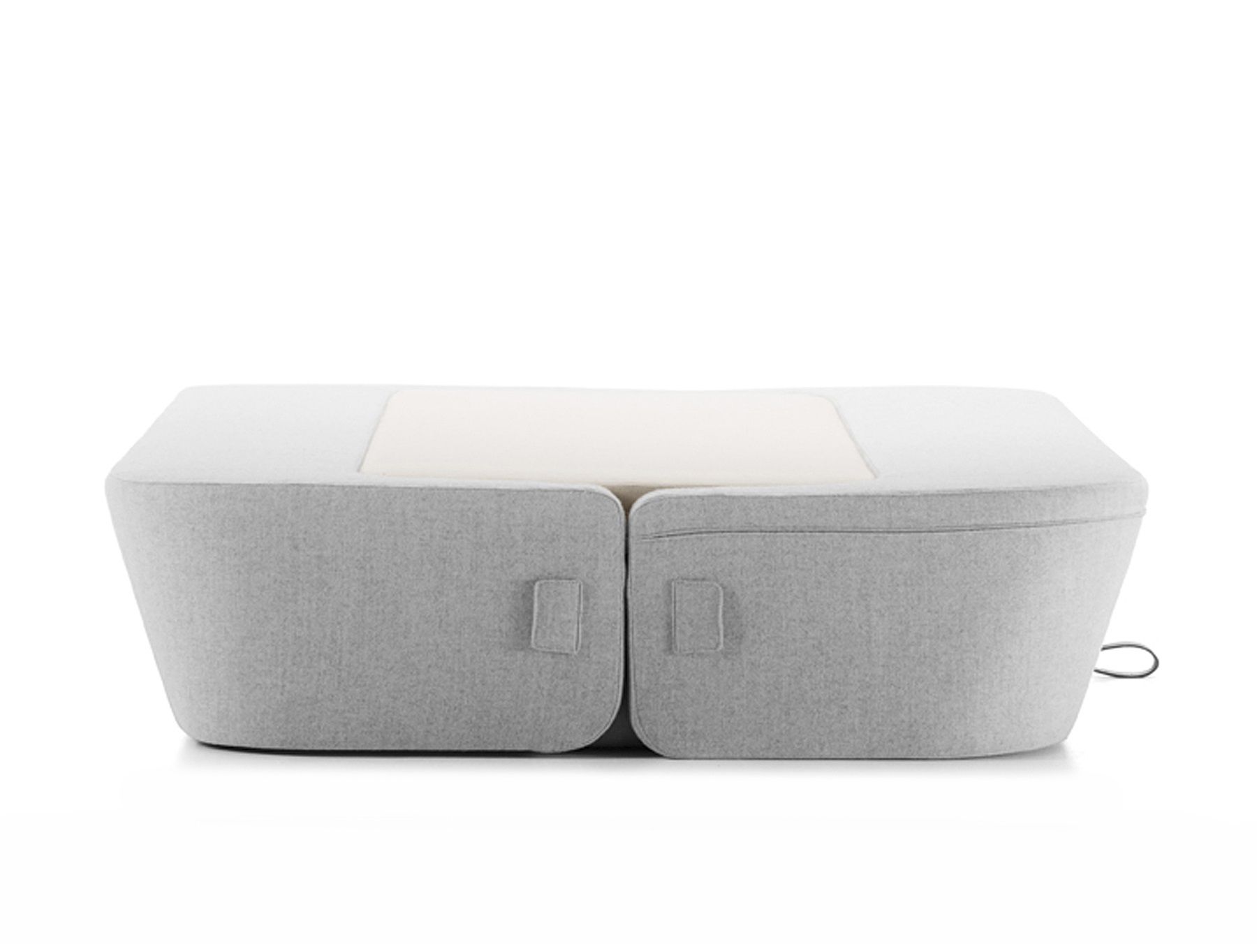 Graues Revolve Schlafsofa von Prostoria, zusammengeklappt als Hocker, modernes Design für Wohnzimmer.