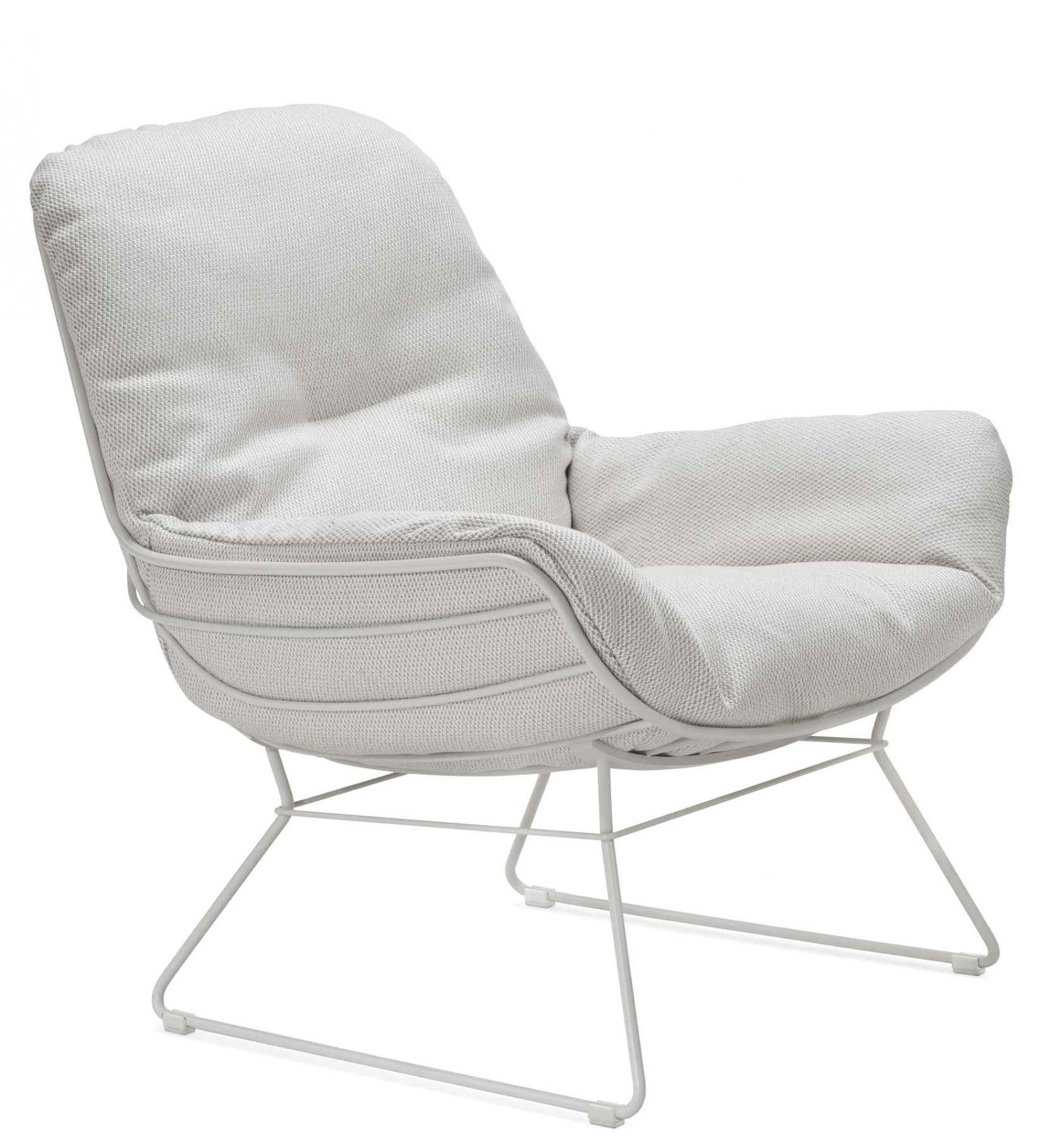Leyasol Lounge Chair: Weißer Outdoor Stuhl von Freifrau Manufaktur mit bequemer Polsterung und filigranem Metallgestell.