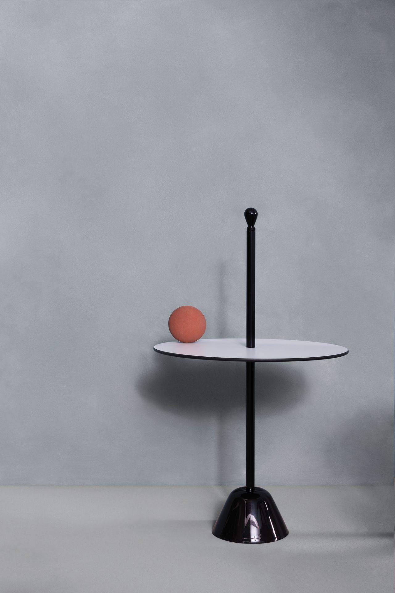Schwarzer Servomuto Beistelltisch von Zanotta mit weißer Tischplatte und orangefarbener Kugel. Moderner Design Beistelltisch.