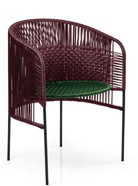Caribe Chic Dining Chair: Outdoor Stuhl in Schwarzrot mit moosgrüner Sitzfläche und schwarzem Gestell.