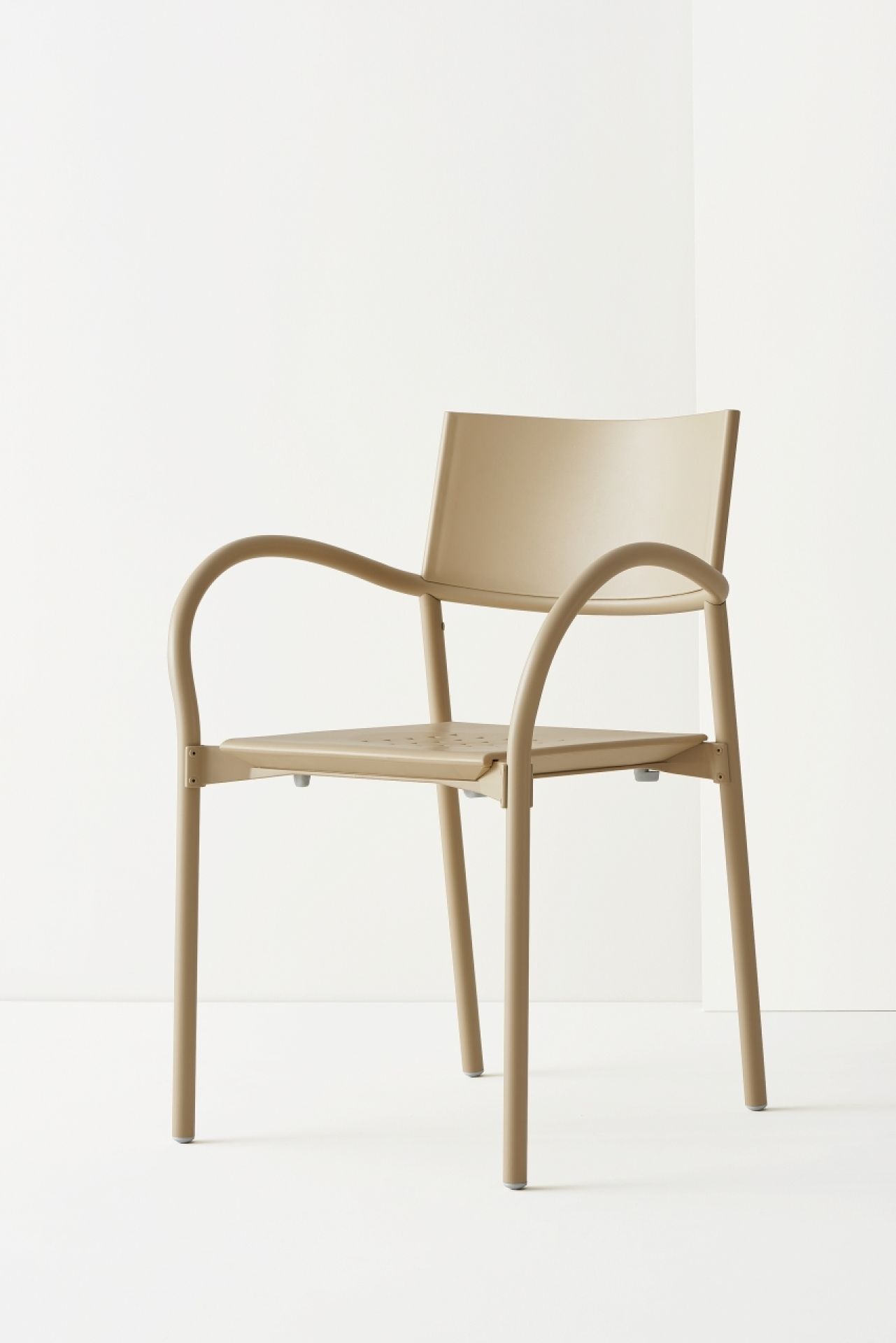 Breeze Stuhl von Segis, beige, mit Armlehnen und mattem Aluminiumgestell. Moderner Designstuhl.