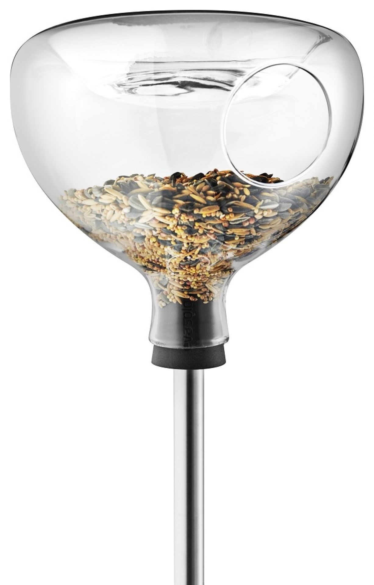 Glasfutterhaus mit Vogelbad von Eva Solo, gefüllt mit Vogelfutter auf einem Edelstahlstab.