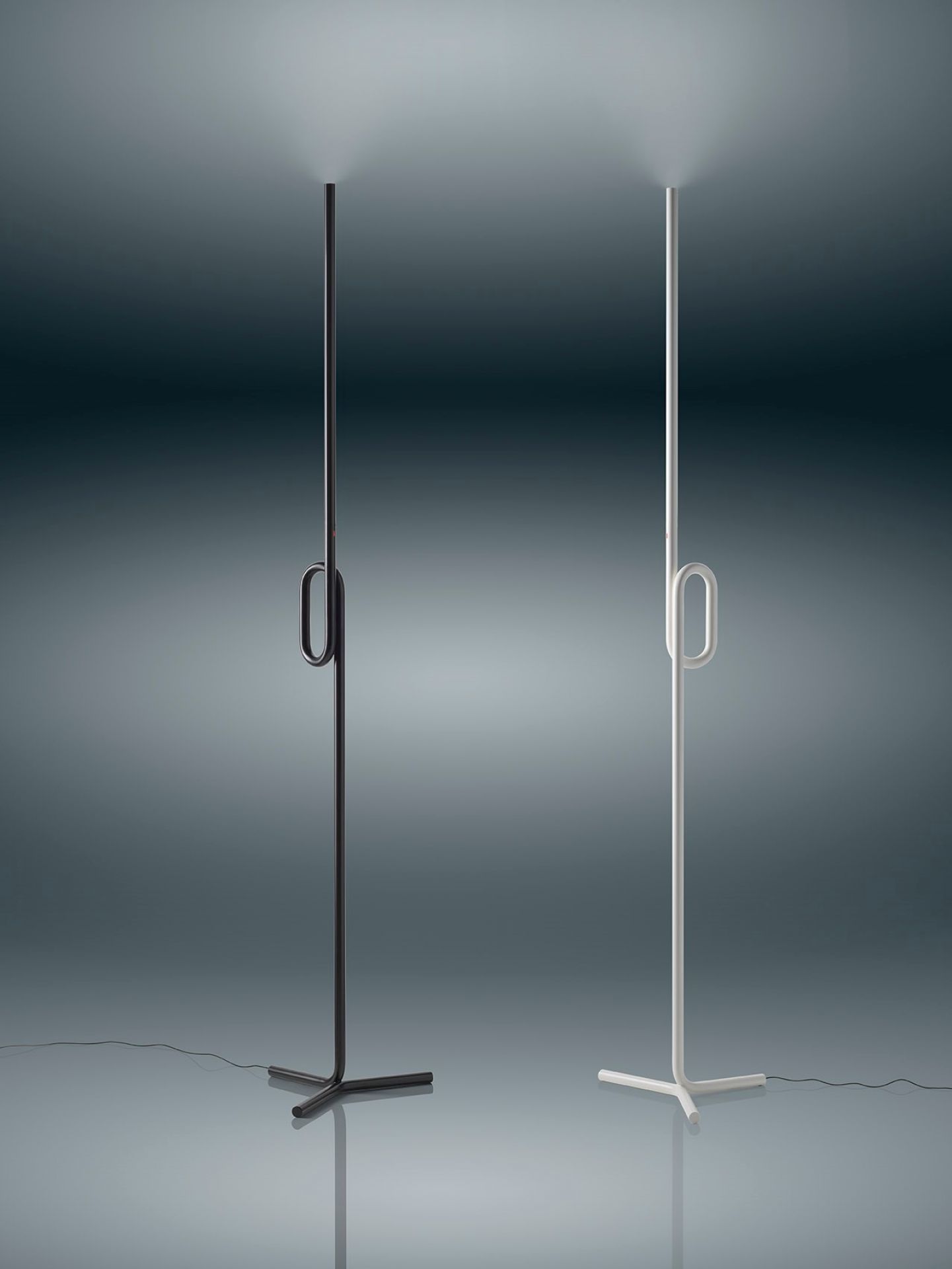 Zwei Tobia Stehleuchten von Foscarini, eine schwarz und eine weiß, modernes Design.