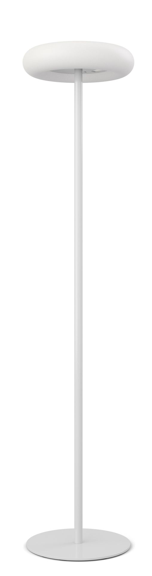Weiße Oto Stehleuchte von Belux mit rundem Fuß und warmweißem Licht (3000K).