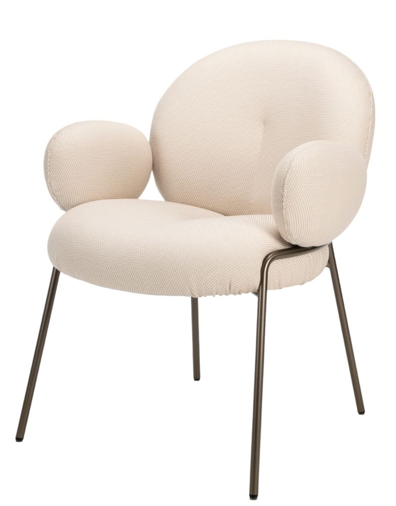 Nana Armlehnenstuhl von Freifrau Manufaktur: Beiger Outdoor Stuhl mit hohen Armlehnen und Metallgestell.