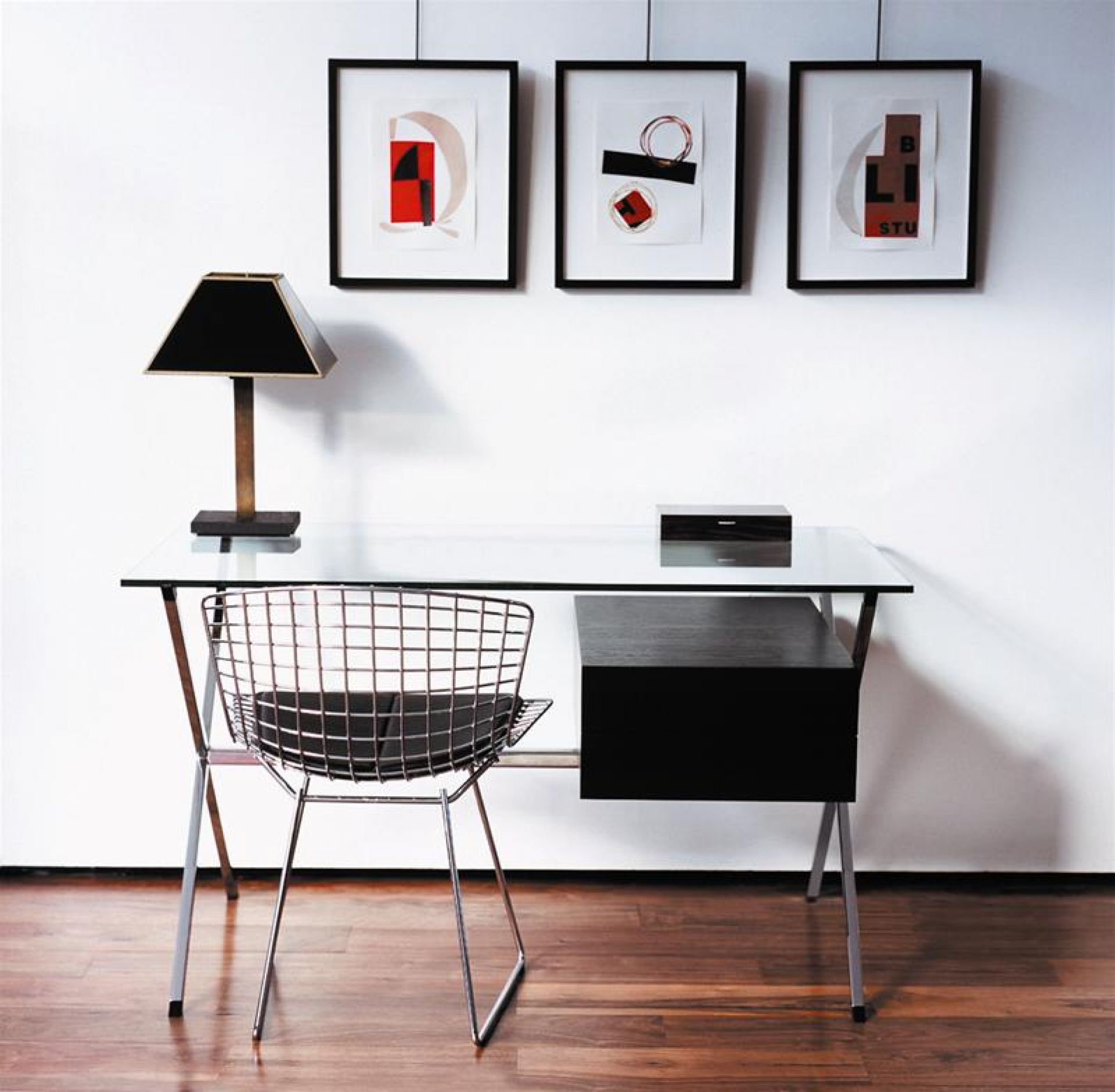 Franco Albini Schreibtisch von Knoll International mit Glasplatte und schwarzem Schubladenelement, modernes Design.