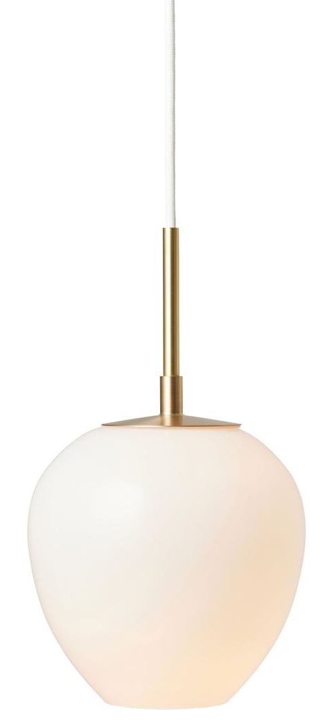 Weiße Tulip Pendelleuchte von Carl Hansen & Søn mit Messingdetails und Textilkabel.