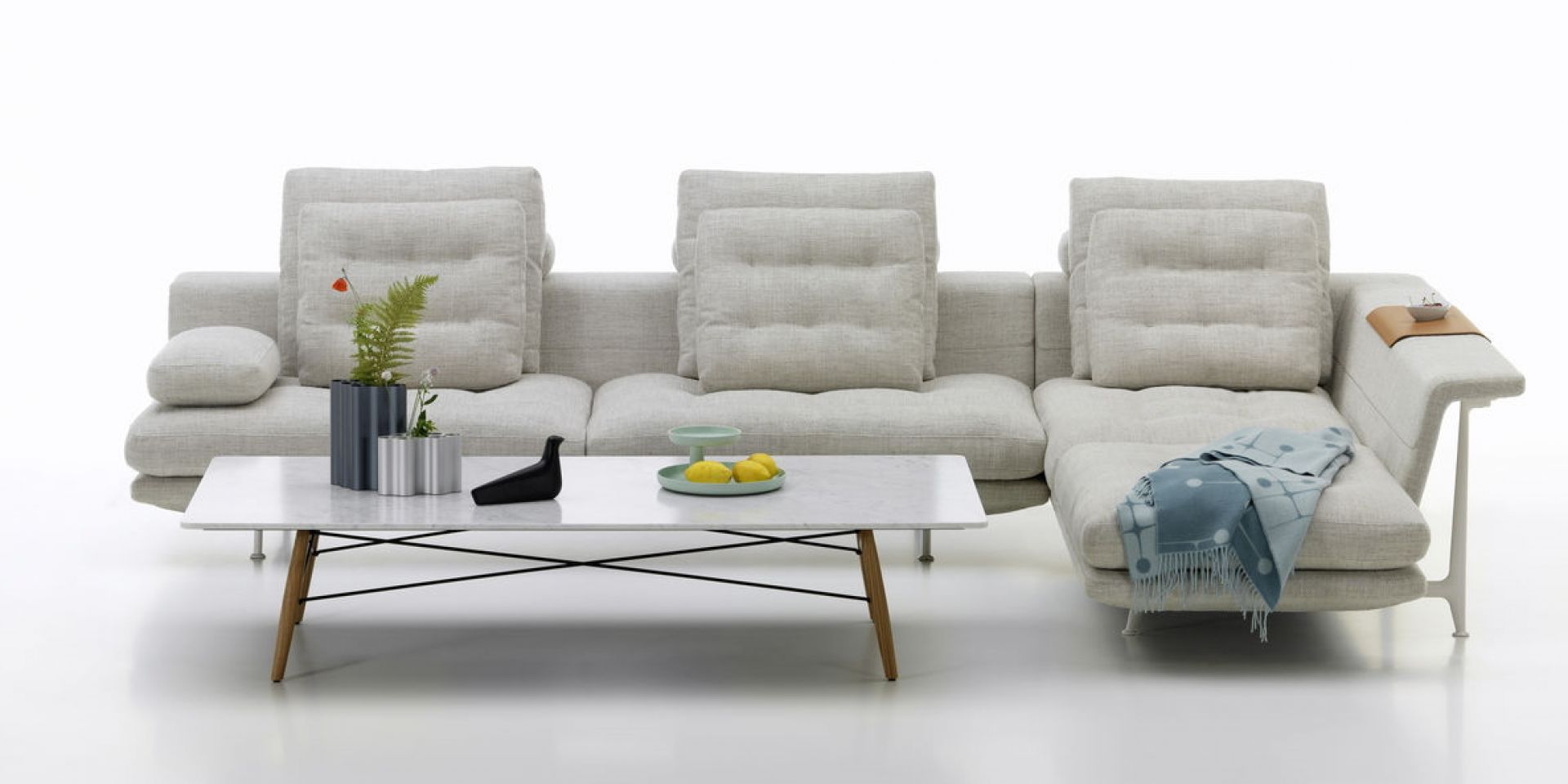 Helles Grand Sofa mit Chaiselongue von Vitra, modernes Design für Wohnzimmer und Lounge.