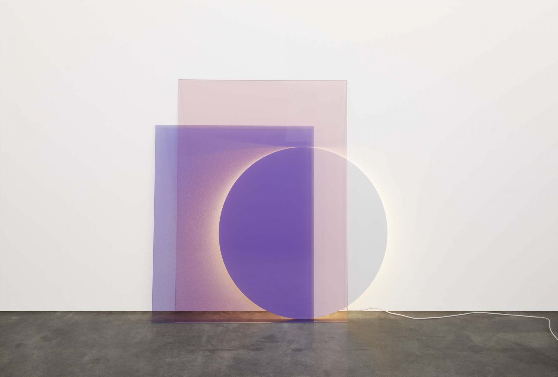 LT04 Colour Bodenleuchte von e15: Moderne Bodenlampe mit farbigen, transparenten Acrylglas-Elementen und indirektem Licht.