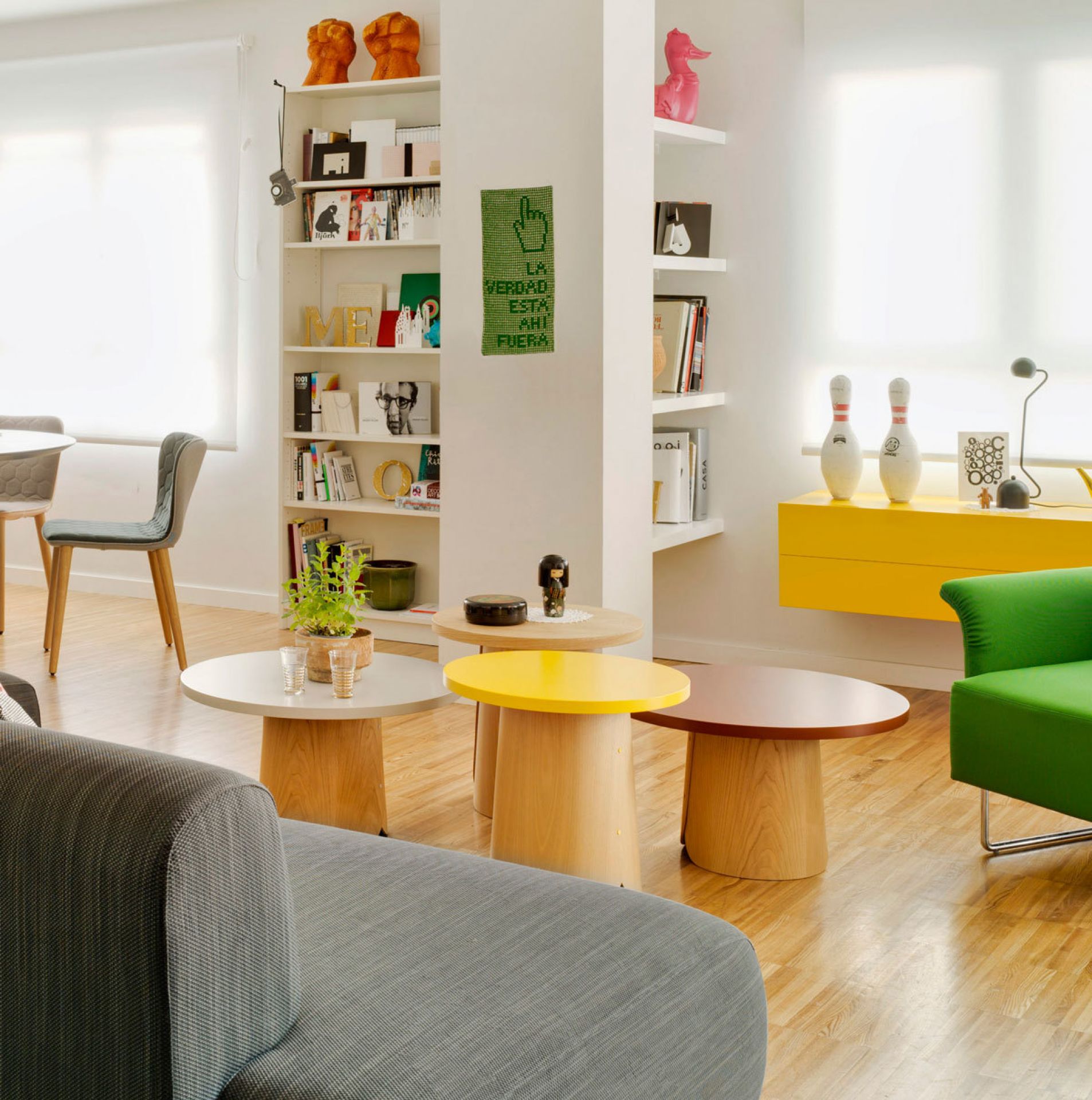 Wohnzimmer mit Sancal Tab Beistelltischen in Weiß, Gelb und Braun. Moderne Couchtische aus Holz.