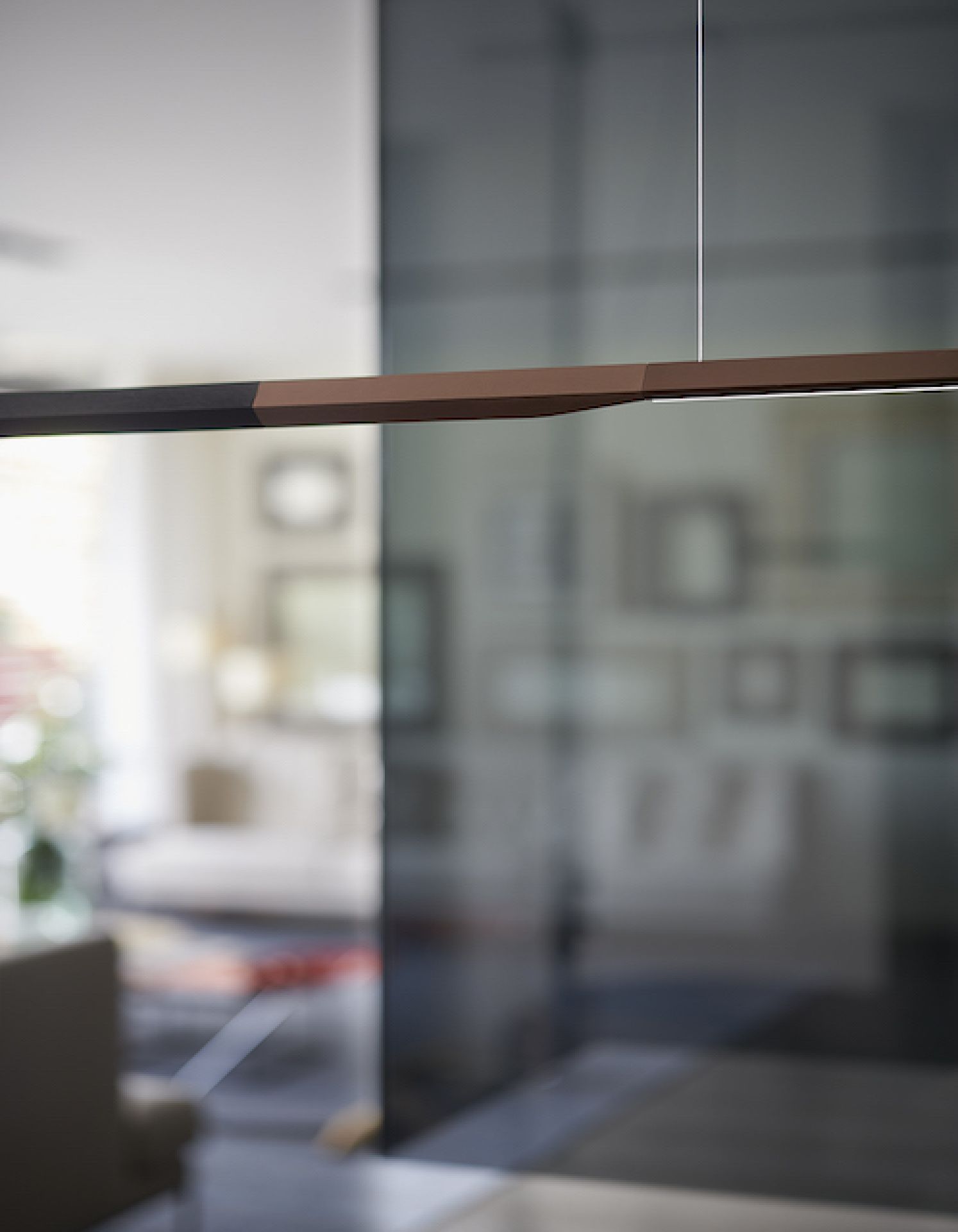 Ilo Pendelleuchte in Satin Bronze von Oluce: Moderne Hängeleuchte für stilvolle Innenräume.