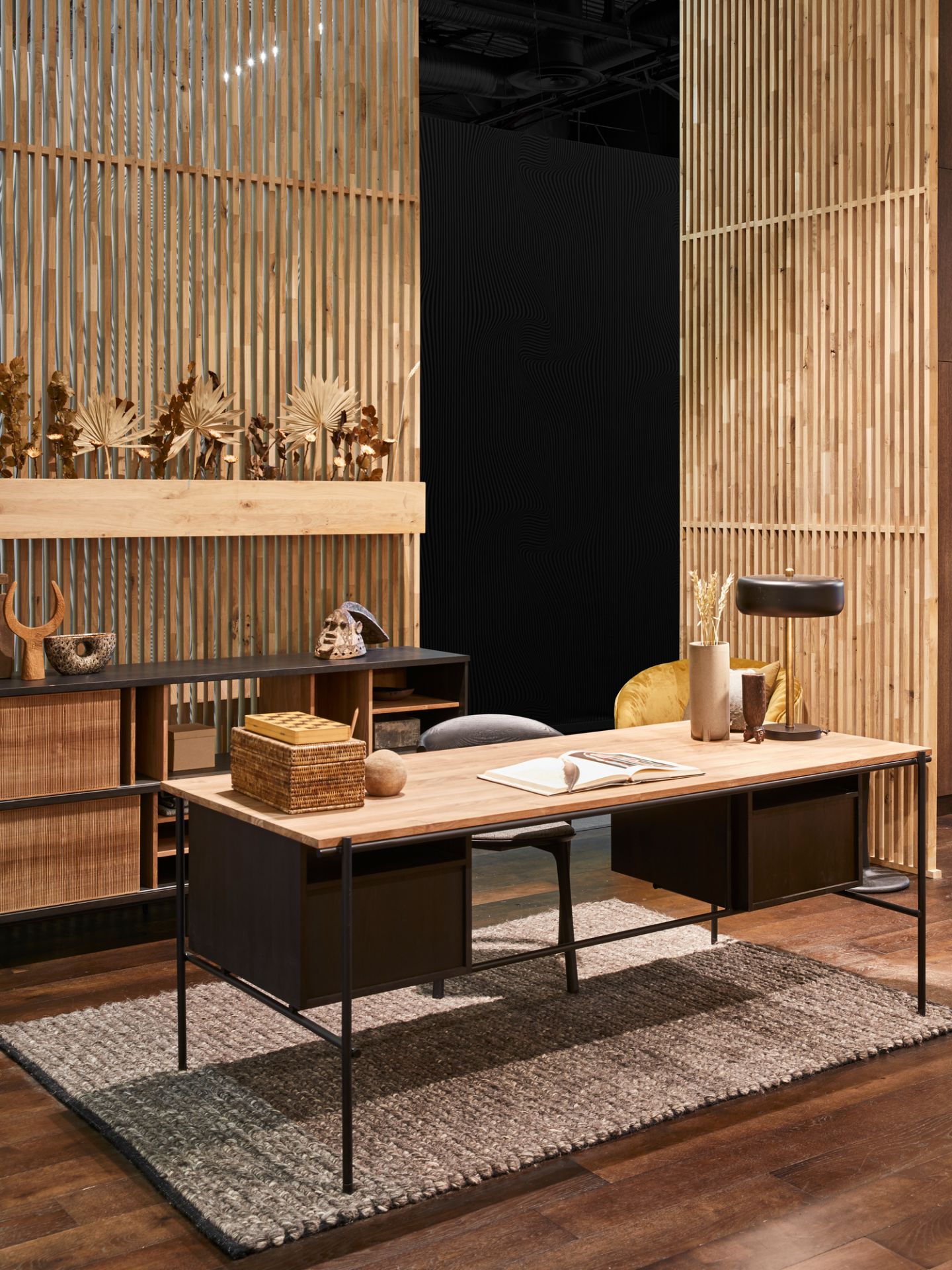 Oscar Schreibtisch von Ethnicraft mit zwei Schubladen, Holzplatte und schwarzem Metallgestell.