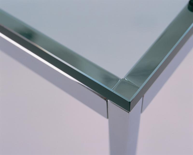 Detailaufnahme: Florence Couchtisch mit Glasplatte und verchromtem Stahlgestell. Knoll International Design.