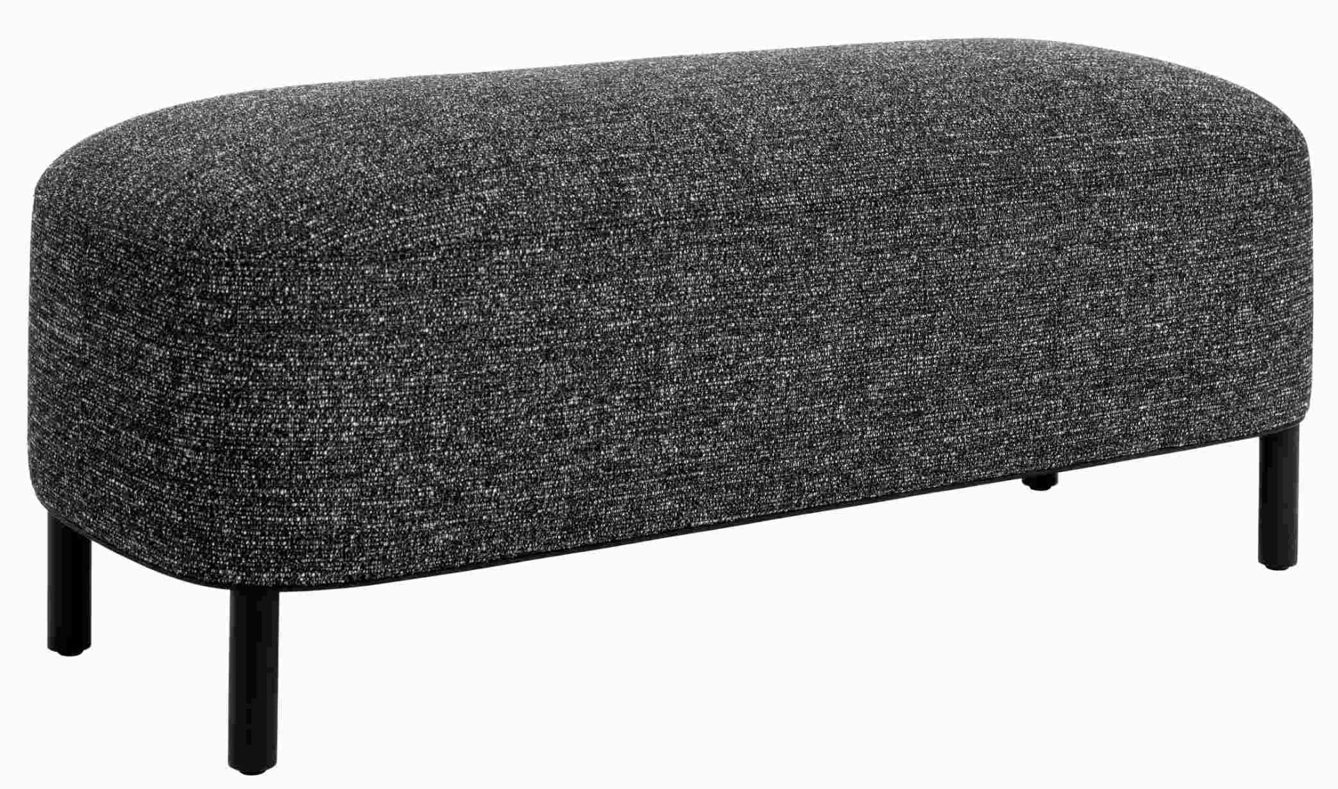 Amie Bank von Schönbuch, gepolsterte Sitzbank in Grau mit schwarzen Füßen, modernes Möbeldesign.
