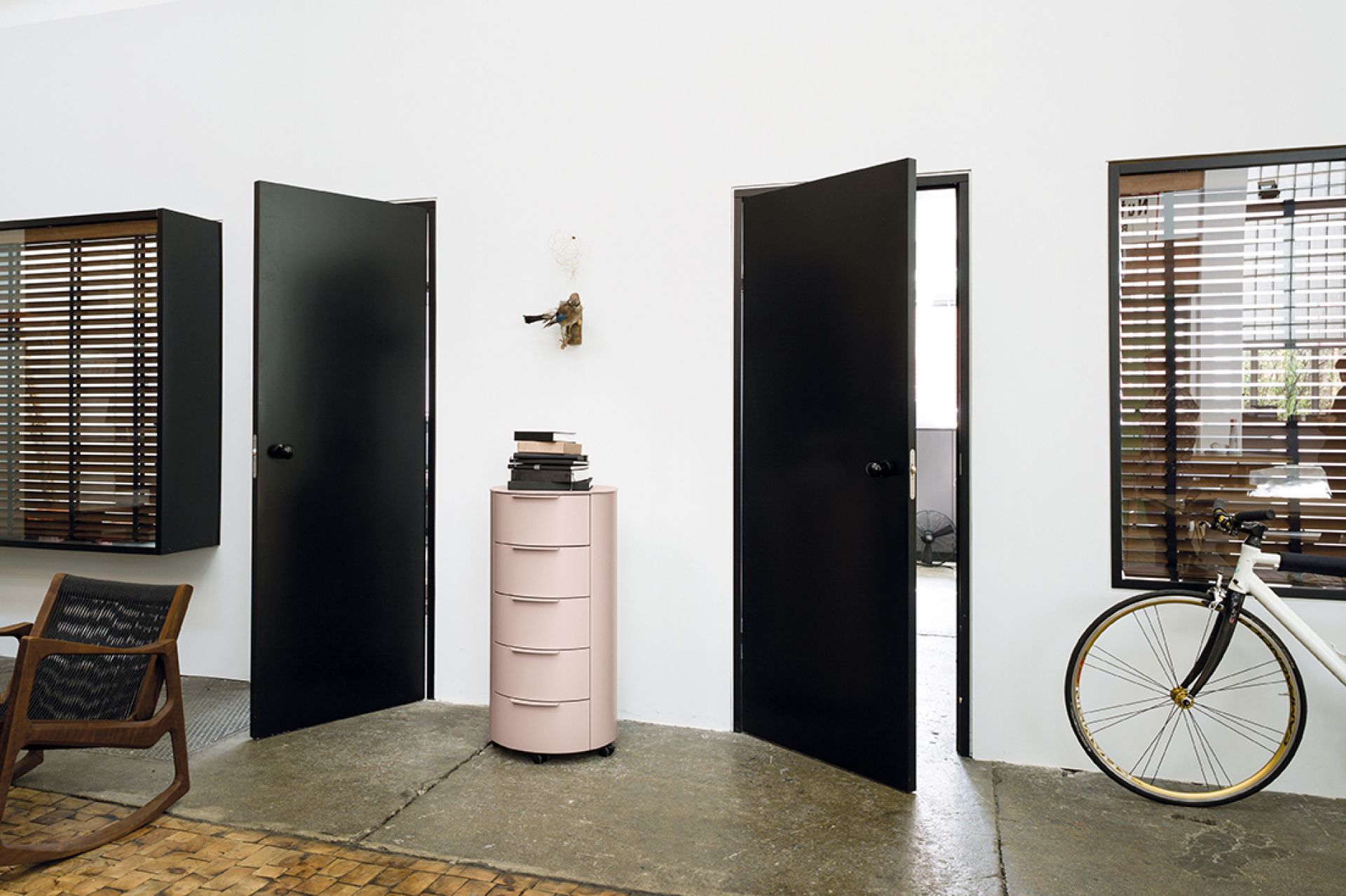 Conga Rundkommode von Schönbuch, rosa, mit vier Schubladen und Rollen im modernen Wohnraum.