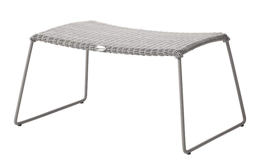 Taupefarbener Cane-Line Breeze Hocker für den Außenbereich mit geflochtener Sitzfläche und Metallgestell.