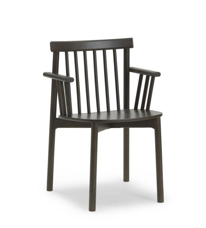 Pind Armchair von Normann Copenhagen: Dunkel gebeizter Holzstuhl mit Armlehnen und vertikalen Streben.
