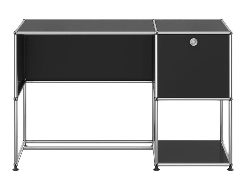 Schwarzer USM Haller Schreibtisch mit Chromgestell und einem abschließbaren Schubladenelement für das Homeoffice.