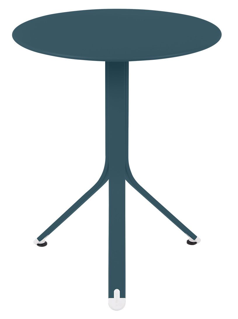 Blauer Resto Tisch von Fermob für den Außenbereich mit runder Tischplatte und Dreibein-Gestell.